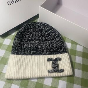 Women’s Black and White Knit Beanie